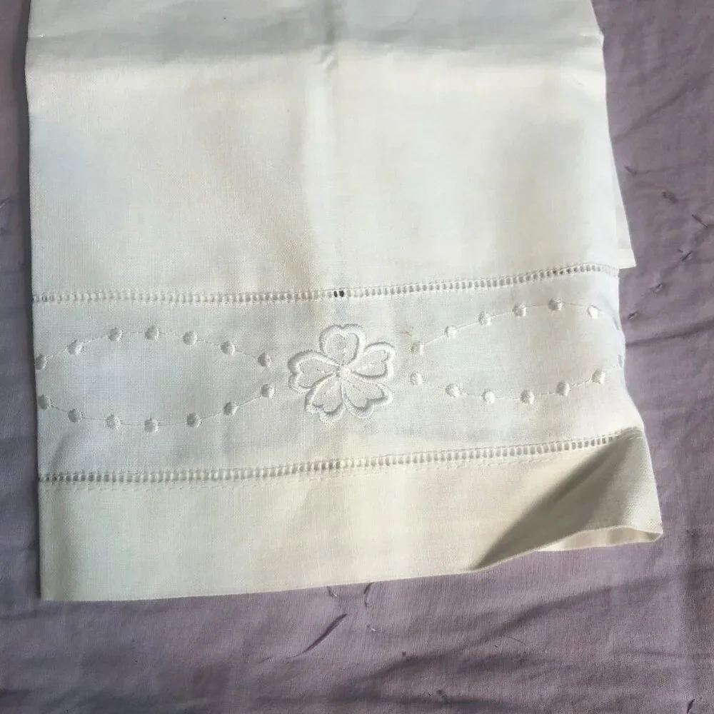 Blush White Guest Hand Towels with embroidered clover, set of 2
